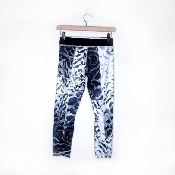 ⚡️SOLD⚡️ lululemon yin to you pretty plume angel wing crop leggings - Picture 4 of 8